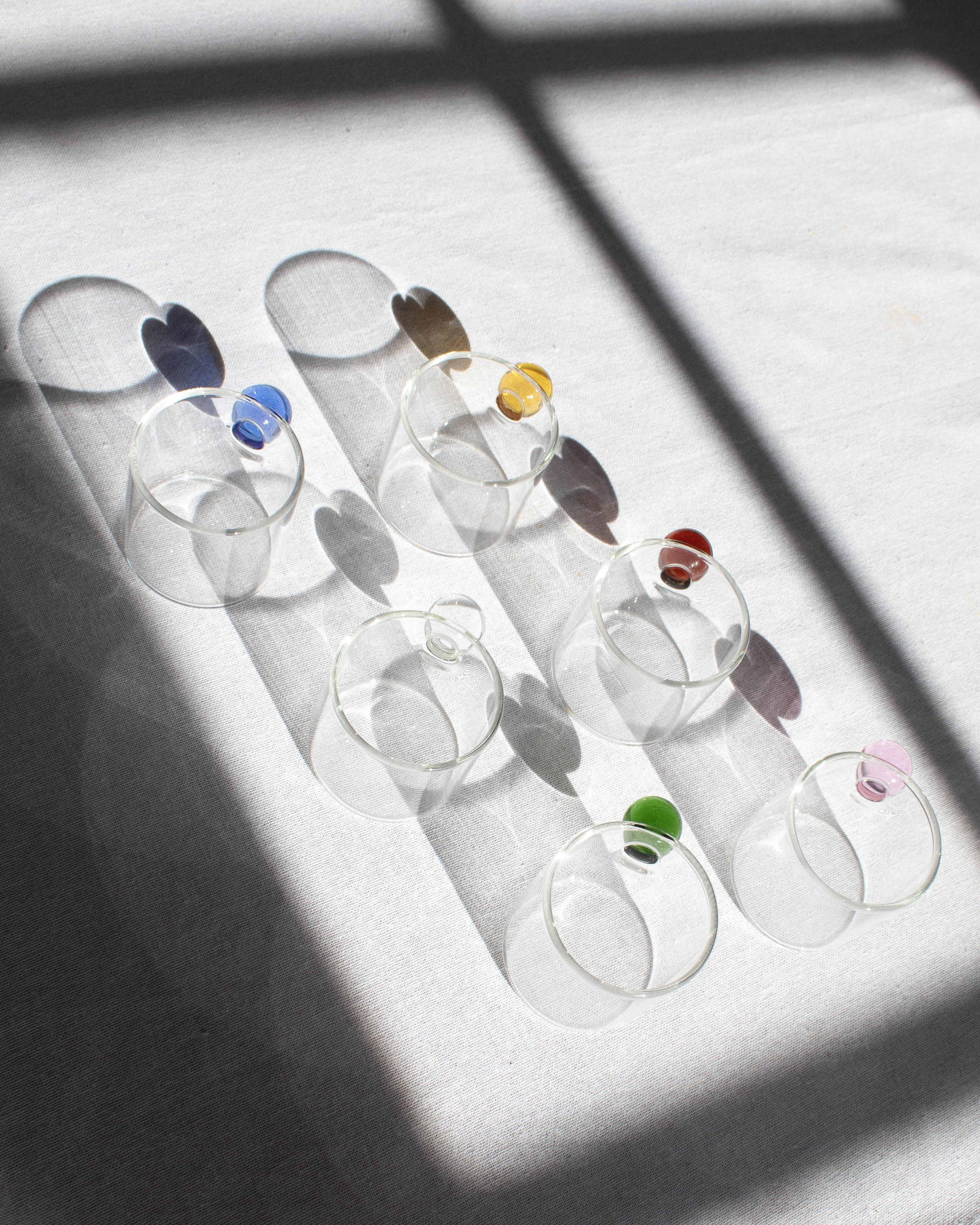 Elegant clear glass cup with a minimalist design for hot and cold drinks.